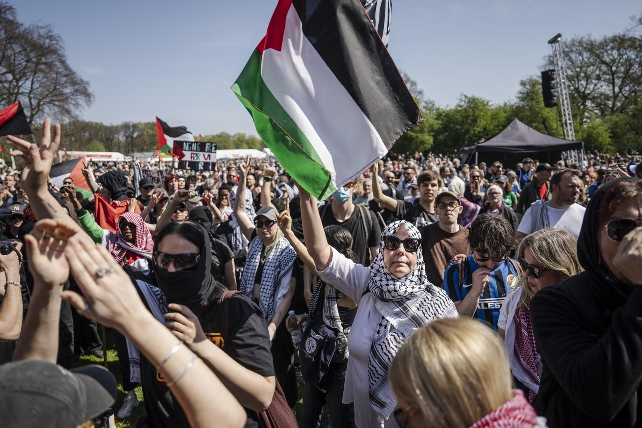 Des manifestants lors de la mobilisation du 1er Mai au Danemark avec un drapeau palestinien en signe de soutien dans le conflit au Proche-Orient. [KEYSTONE - MADS CLAUS RASMUSSEN]