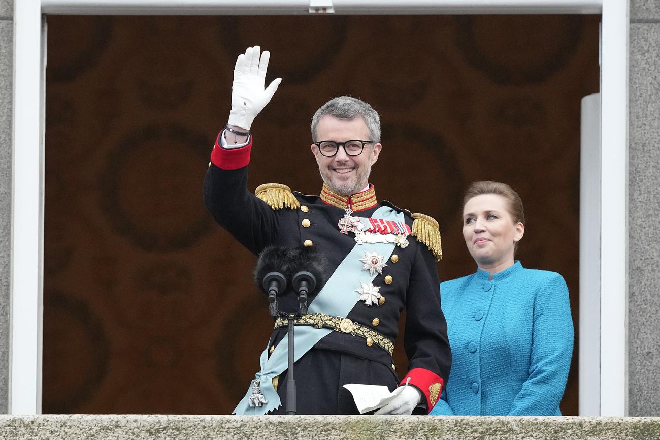 Le roi Frederik X du Danemark salue la foule depuis le balcon du palais de Christiansborg. [Keystone - Martin Meissner]