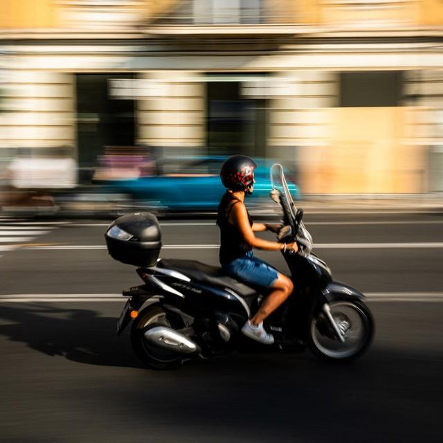 Une jeune fille sur un scooter. [AFP - Jc Milhet / Hans Lucas]