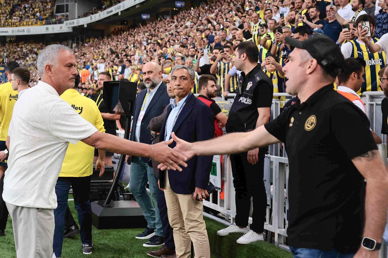 La poignée de main entre José Mourinho  (gauche) et Mattia Croci Torti, plus sereine qu'au match aller. [Tolga Adanli/freshfocus - Tolga Adanli]