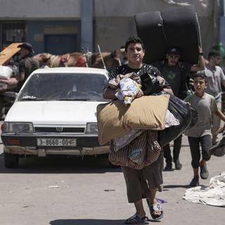 L'armée israélienne demande aux familles palestiniennes d'évacuer des zones successives de  Gaza depuis près de dix mois de guerre intense. [Keystone/AP Photo - Abdel Kareem Hana]