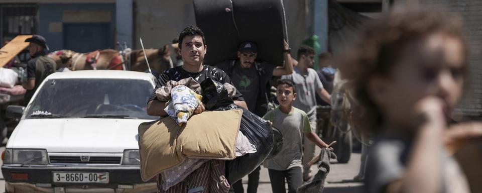 L'armée israélienne demande aux familles palestiniennes d'évacuer des zones successives de  Gaza depuis près de dix mois de guerre intense. [Keystone/AP Photo - Abdel Kareem Hana]