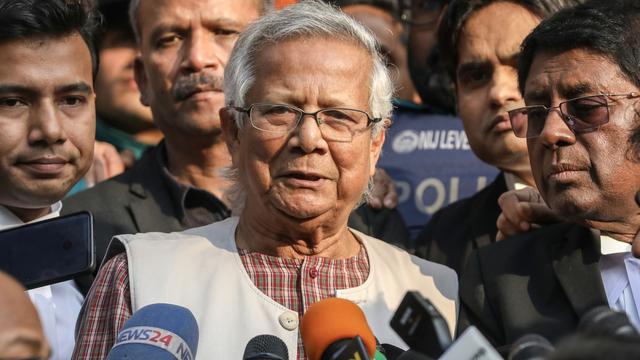 La présidence bangladaise a annoncé mercredi que le prix Nobel de la paix Muhammad Yunus allait diriger un gouvernement intérimaire. [KEYSTONE - EPA/MONIRUL ALAM]