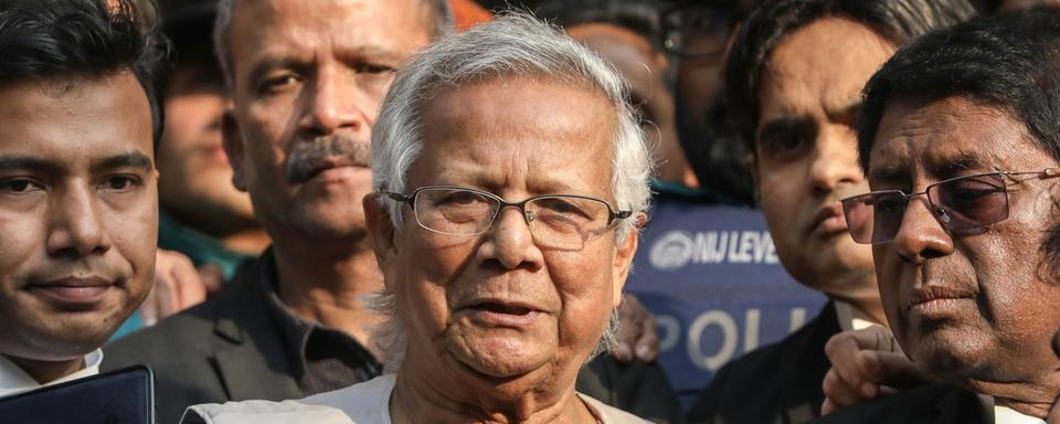 La présidence bangladaise a annoncé mercredi que le prix Nobel de la paix Muhammad Yunus allait diriger un gouvernement intérimaire. [KEYSTONE - EPA/MONIRUL ALAM]