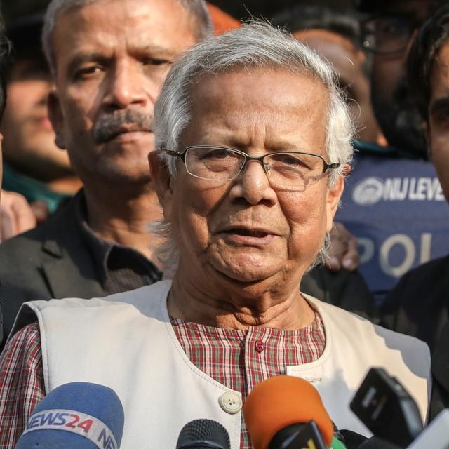 La présidence bangladaise a annoncé mercredi que le prix Nobel de la paix Muhammad Yunus allait diriger un gouvernement intérimaire. [KEYSTONE - EPA/MONIRUL ALAM]