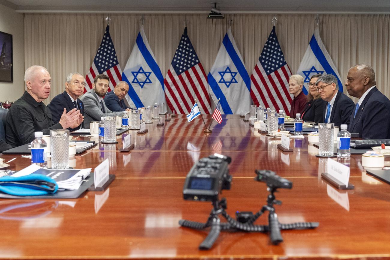 Le ministre américain de la Défense, Lloyd Austin, discute avec son homologue israélien Yoav Gallant. [KEYSTONE - JACQUELYN MARTIN]