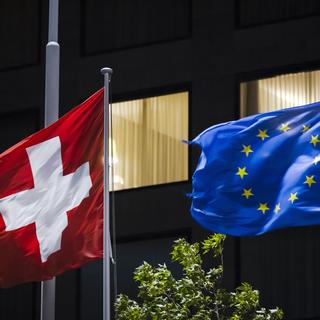 Le drapeau Suisse et le drapeau de l'Europe. [Keystone - Michael Buholzer]