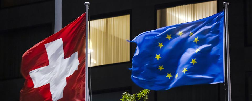 Le drapeau Suisse et le drapeau de l'Europe. [Keystone - Michael Buholzer]