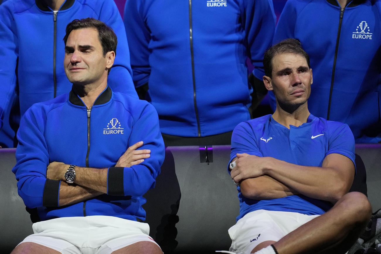 Federer et Nadal. L'un a déjà pris sa retraite, l'autre est sur le point de la prendre. Mais le premier cité veut croire en un dernier rebond pour son ancien rival. [KEYSTONE - KIN CHEUNG]
