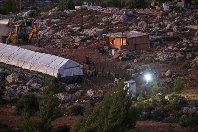 Une vue sur un avant-poste colonial de Heletz prise depuis le village de Battir. [AFP - ZAIN JAAFAR]