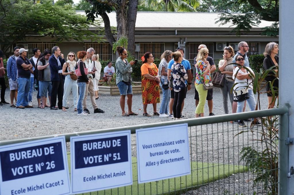 A l'inverse du scrutin européen du 9 juin, le premier tour des élections législatives a vu affluer dimanche de nombreux électeurs de Nouvelle-Calédonie. [AFP - THEO ROUBY]