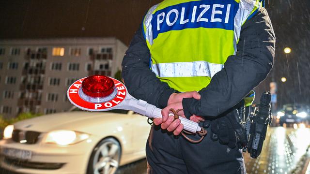 Un agent de la police fédérale se tient au poste frontière germano-polonais de Stadtbrücke et surveille le trafic d'entrée en Allemagne le 16 septembre 2024. [Keystone - Patrick Pleul/dpa]