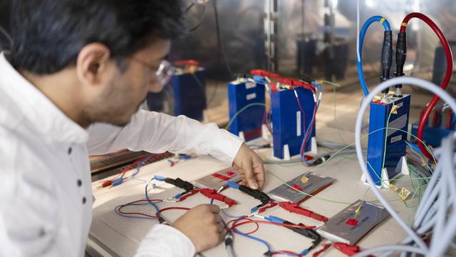 Le laboratoire d'innovation des batteries du Centre suisse d'électronique et de microtechnique. [Keystone - Christian Beutler]