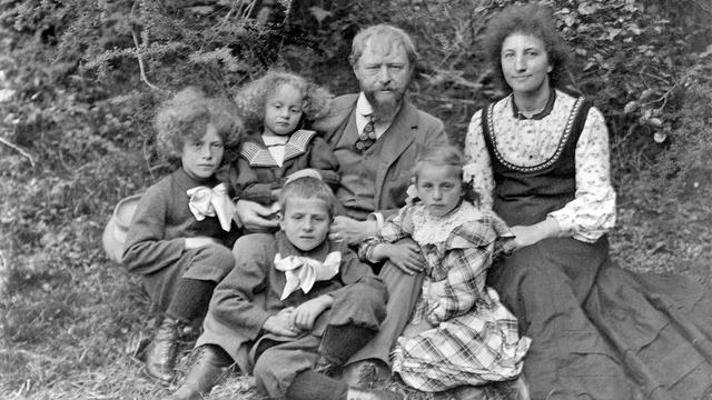 Giovanni et Annetta Giacometti avec leurs quatre enfants, Alberto, Diego, Bruno et Ottilia, tels qu'ils apparaissent dans le film "Les Giacometti" de Susanna Fanzun. [Vinca Films]