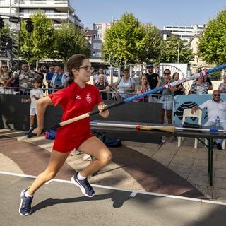 Une session d'entraînement de saut à la perche avant le début d'Athletissima à Ouchy. [Keystone - Jean-Christophe Bott]