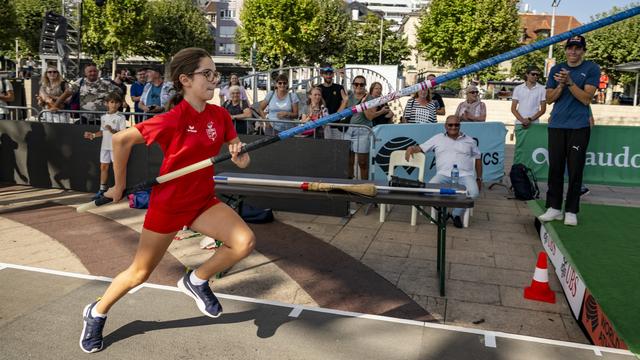 Une session d'entraînement de saut à la perche avant le début d'Athletissima à Ouchy. [Keystone - Jean-Christophe Bott]