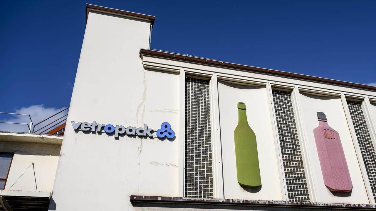 Vetropack a annoncé mercredi l'arrêt immédiat de la production sur son site de St-Prex. [Keystone]