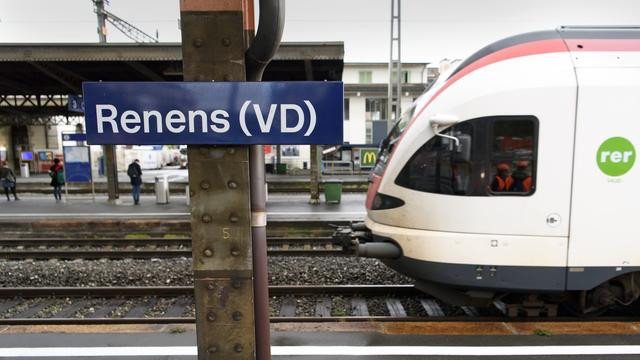 Un train RER Vaud arrive en gare de Renens en 2017. [KEYSTONE - LAURENT GILLIERON]