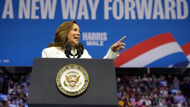 K.Harris a accusé D.Trump d'avoir "manqué de respect au sol" du cimetière militaire d'Arlington. [AP Photo/Keystone]