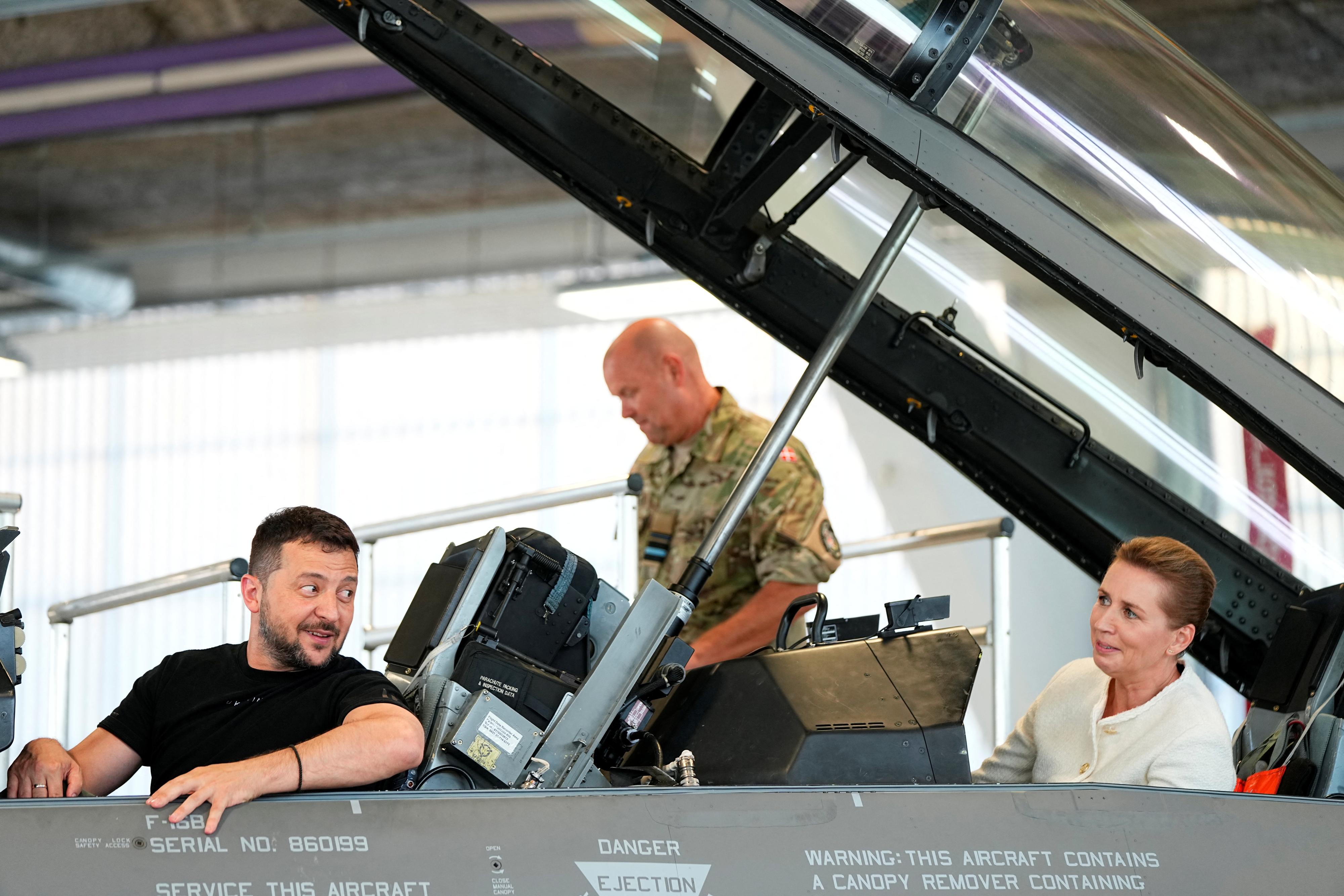 Le président ukrainien Volodymyr Zelensky et la Première ministre danoise Mette Frederiksen assis dans un avion de chasse F-16 à la base aérienne de Skrydstrup, à Vojens, au Danemark, le 20 août 2023 (image d'illustration). [via REUTERS - Claus Rasmussen]