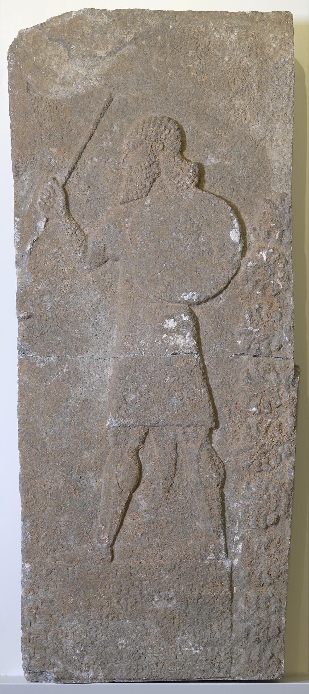Le deuxième relief représente un dignitaire armé d'un bouclier et brandissant une lance. [Office fédéral de la Culture (OFC)]