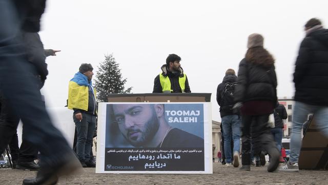 ARCHIVES - 17.12.2022, Berlin : une grande affiche se dresse sur la Pariser Platz lors d'une action de protestation contre le régime iranien. Elle montre le rappeur iranien Toomaj Salehi. (sur dpa : "Iran : un avocat compte sur une révision de la condamnation à mort du rappeur") Photo : Paul Zinken/dpa +++ dpa Bildfunk +++ (KEYSTONE/DPA/Paul Zinken) ARCHIVES - 17.12.2022, Berlin : une grande affiche se dresse sur la Pariser Platz lors d'une action de protestation contre le régime iranien. Elle montre le rappeur iranien Toomaj Salehi. (sur dpa : "Iran : un avocat compte sur une révision de la condamnation à mort du rappeur") Photo : Paul Zinken/dpa +++ dpa Bildfunk +++ (KEYSTONE/DPA/Paul Zinken) [KEYSTONE - PAUL ZINKEN]
