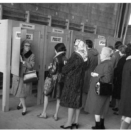 Local de vote (en matière communale) en Suisse romande, 1970. [Keystone - Commission Fédérale pour les questions féminines (CFQF), 2020]