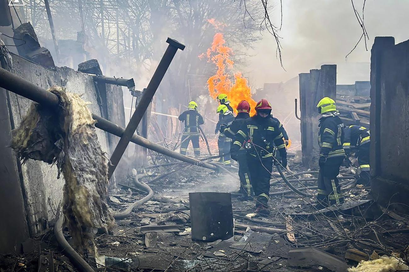 Des pompiers luttent contre le feu à Odessa après une attaque russe. [KEYSTONE]