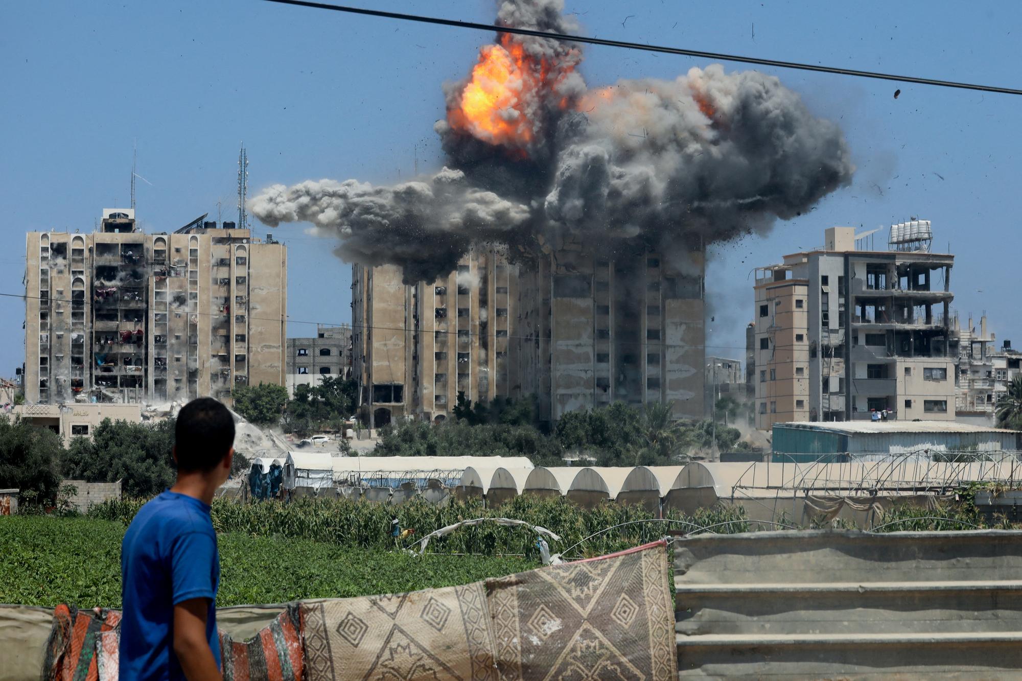 Les dégâts d'une bombe de l'armée israélienne tombée sur un bâtiment résidentiel de Nuseirat. [REUTERS - Omar Naaman]
