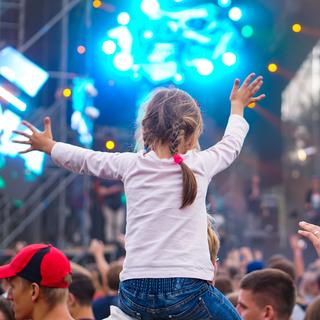 Enfant dans festival. [Depositphotos - © Beaver1488]