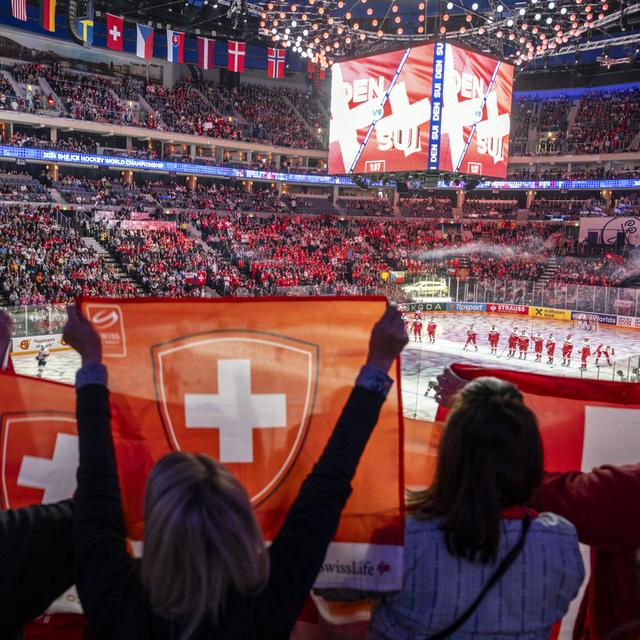 La Suisse gagne contre le Danemark lors du Championnat du monde 2024 de hockey. [Keystone - Peter Schneider]