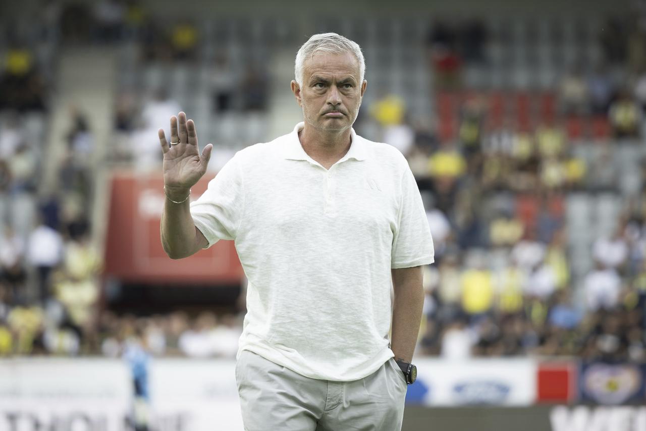 José Mourinho foule la pelouse de la Stockhorn Arena de Thoune. [KEYSTONE - PETER KLAUNZER]