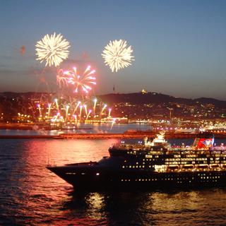 Un bateau de croisière Disney Magic vogue vers la ville de Barcelone, Espagne (image d'illustration). [Keystone/AP Photo - Disney]