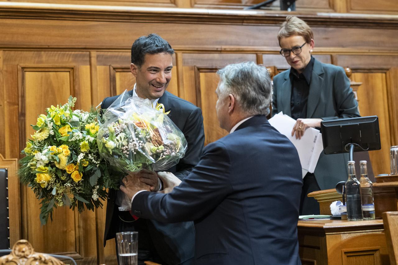 Andrea Caroni reçoit des fleurs après son élection. [KEYSTONE - ALESSANDRO DELLA VALLE]