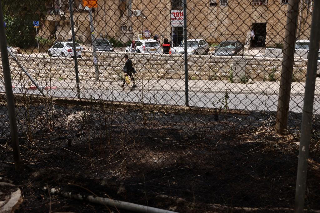 Des traces d'incendie sont visibles au QG de l'UNRWA à Jérusalem-Est, après que des Israéliens ont tenté de mettre le feu au bâtiment. [AFP - AHMAD GHARABLI]