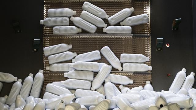 La production plastique progresse dans le monde, mais elle recule en Europe. [Keystone - Christian Beutler]