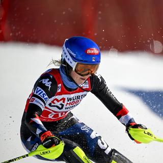 La skieuse américaine Mikaela Shiffrin se place en tête de la première manche du slalom féminin d'Are (Suède). [Keystone/EPA - Pontus Lundahl]