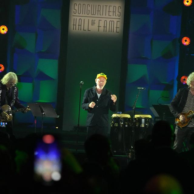 Le groupe R.E.M était réuni sur scène à l'occasion de son intronisation au Songwriters Hall of Fame 2024, le 13 juin. [AFP - Bennett Raglin]
