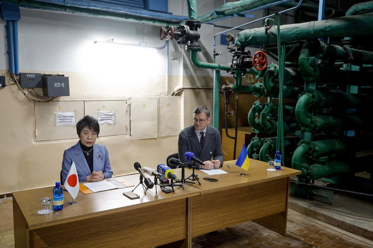 La cheffe de la diplomatie japonaise Yoko Kamikawa en visite surprise à Kiev. [Keystone - EPA/Sergey Dolzhenko]