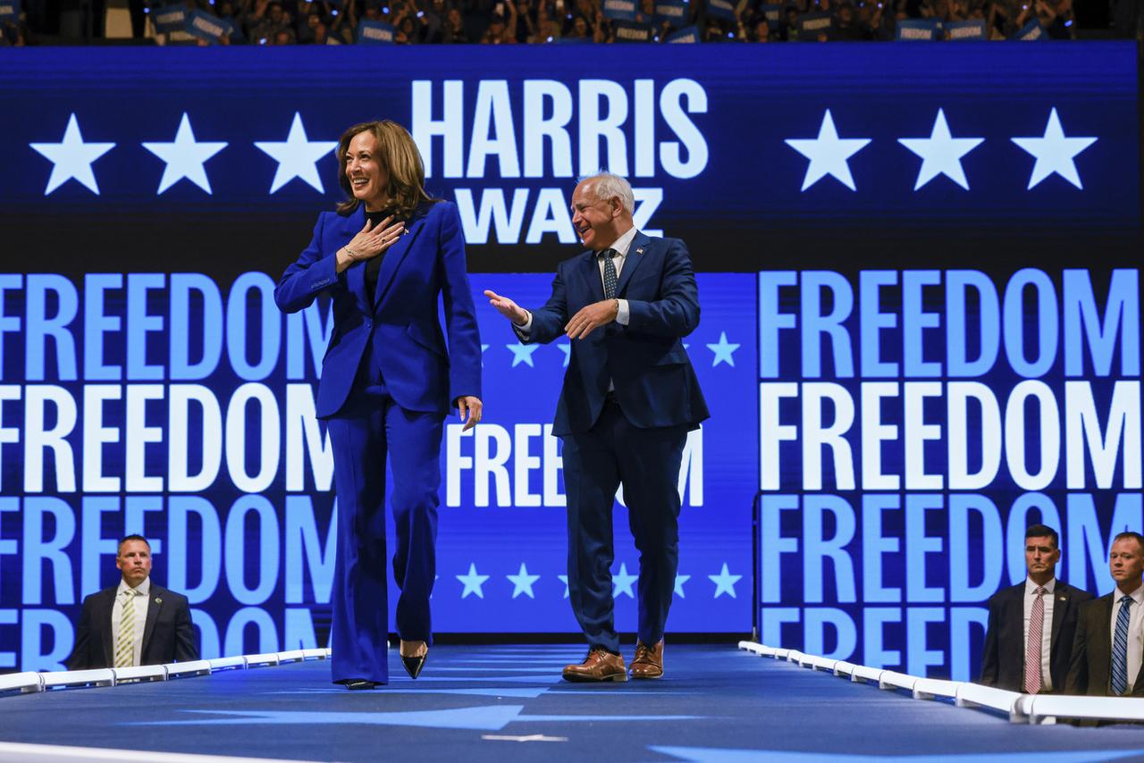 Kamala Harris et son colistier Tim Walz ont participé mardi à un meeting dans la ville de Milwaukee. [KEYSTONE - YALONDA M. JAMES]