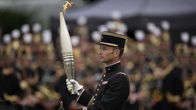 Paris accueille la flamme olympique, "bonus" du 14-juillet. [KEYSTONE - LOUISE DELMOTTE]