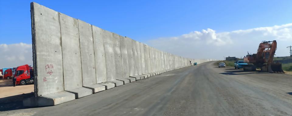 Le mur en construction en Egypte à 3 km de la frontière avec Gaza, le 17 février 2024. [KEYSTONE - STR]