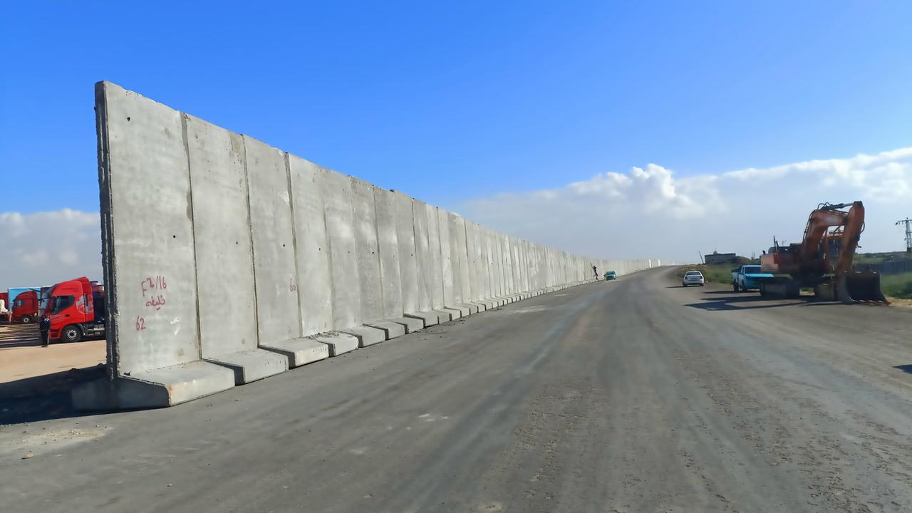 Le mur en construction en Egypte à 3 km de la frontière avec Gaza, le 17 février 2024. [KEYSTONE - STR]