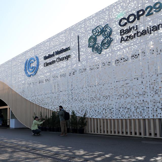 Des participants arrivent pour assister à la Conférence des Nations unies sur le changement climatique COP29 à Bakou, en Azerbaïdjan, le 10 novembre 2024. [KEYSTONE - IGOR KOVALENKO]