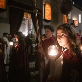 Des habitantes et habitants de Mendrisio (TI) le 7 avril 2023 pendant la procession du Vendredi Saint. [Keystone - Pablo Gianinazzi]