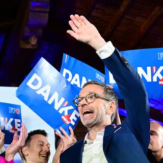 Le chef du FPÖ Herbert Kickl célèbre sa victoire à Vienne. [Keystone/APA - Roland Schlager]