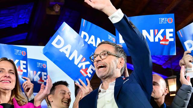 Le chef du FPÖ Herbert Kickl célèbre sa victoire à Vienne. [Keystone/APA - Roland Schlager]