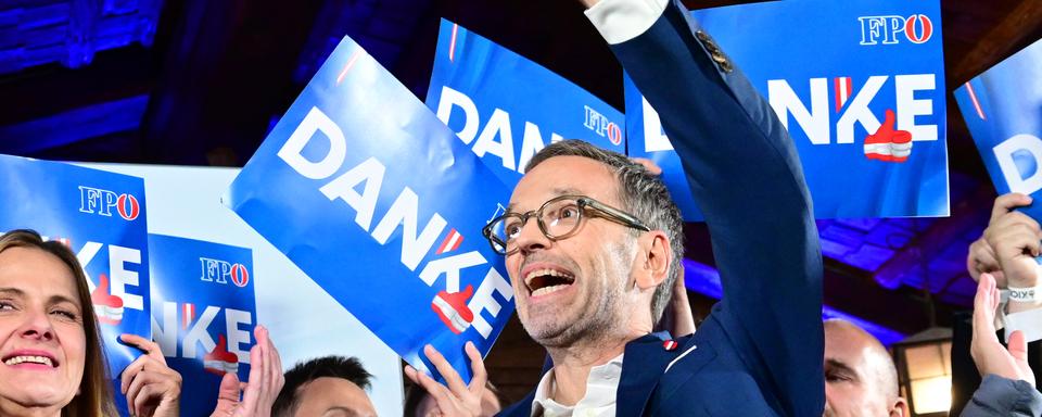 Le chef du FPÖ Herbert Kickl célèbre sa victoire à Vienne. [Keystone/APA - Roland Schlager]