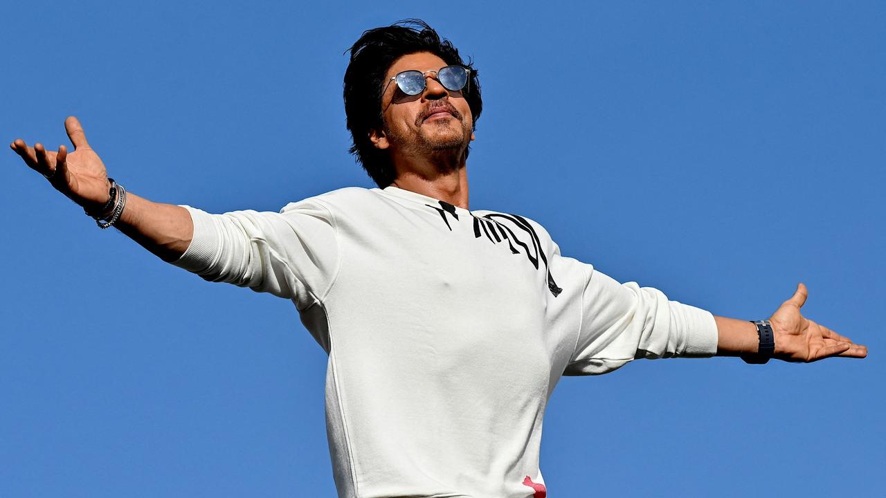 L'acteur de Bollywood Shah Rukh Khan salue ses fans le 10 juin 2023 à Mumbai, en Inde. [AFP - Sujit JAISWAL]