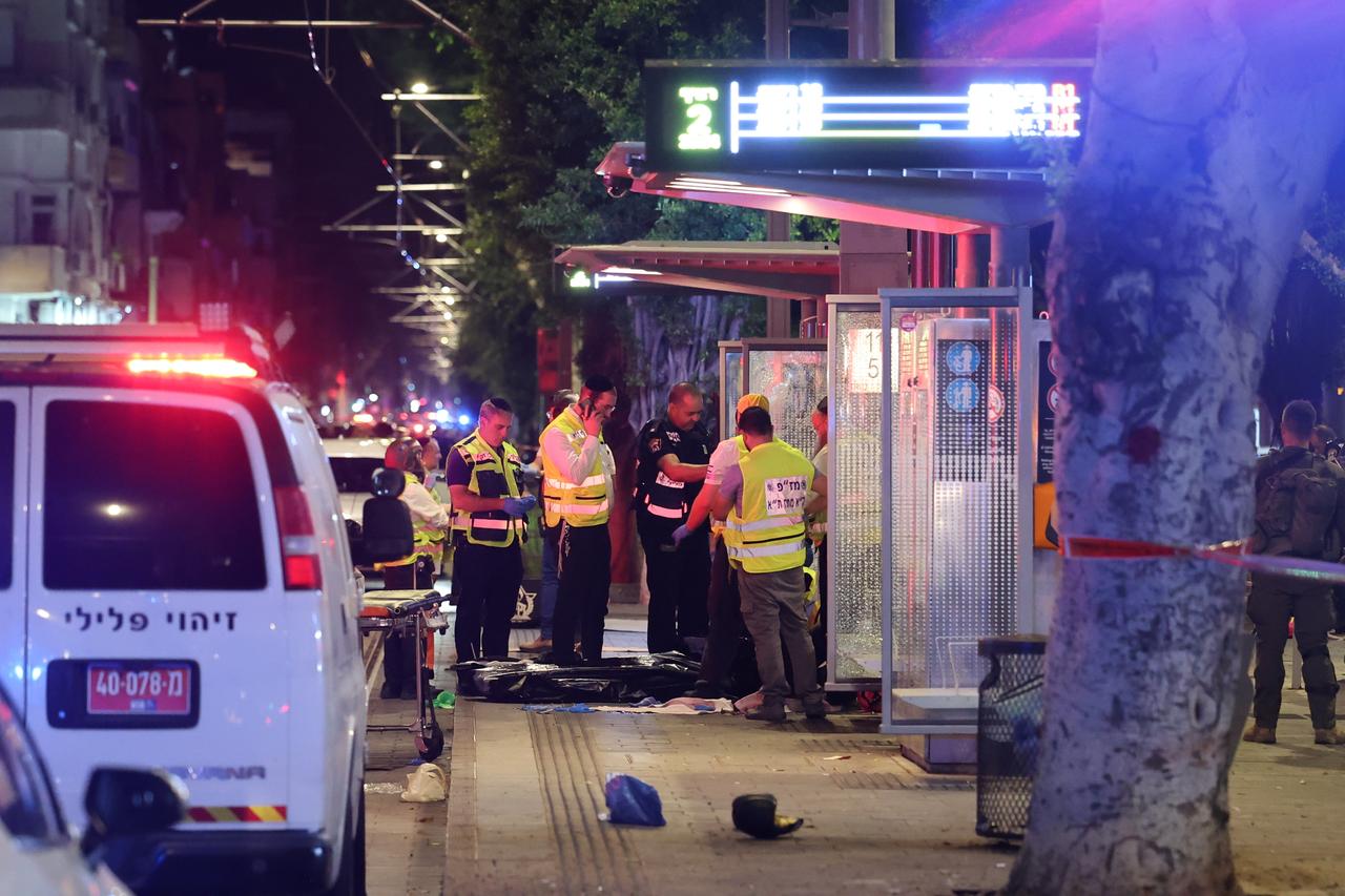 Une attaque à un arrêt des transports publics a fait plusieurs morts à Tel Aviv. [KEYSTONE - ABIR SULTAN]